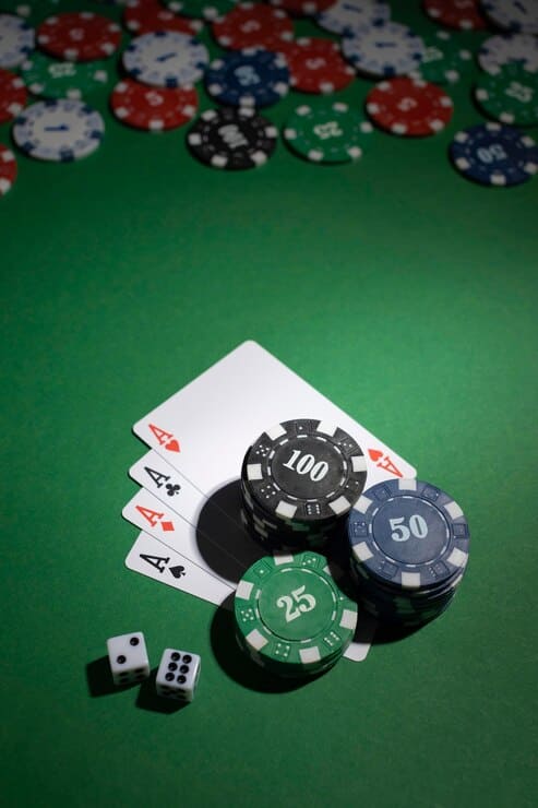 Hostitel vysvětluje pravidla pokeru začátečníkům u stolu