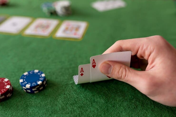 Hosté u pokerového stolu během společenského večera v lounge