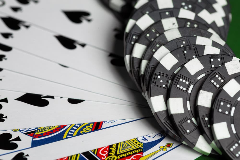 Atmosféra prémiového poker lounge s tmavým osvětlením a zlatými akcenty