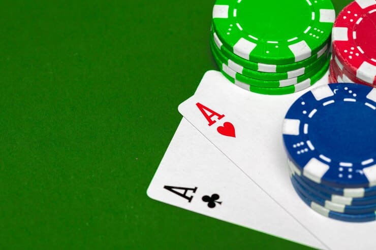 Pokerový turnaj s několika stoly v zamlženém světle lounge